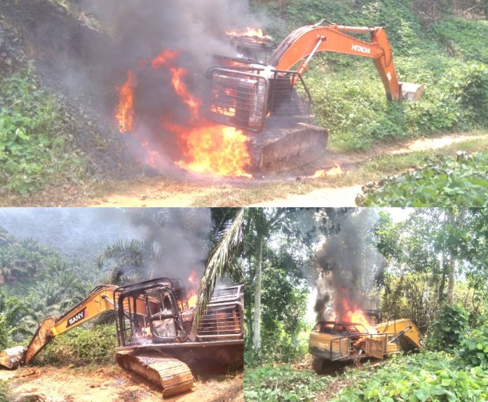 Tiga unit alat berat saat dibakar oleh warga di Desa Batu Kerbau, Kecamatan Pelepat, Kabupaten Bungo. Foto/Ist